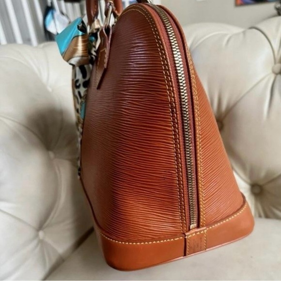 Louis Vuitton EUC Epi Alma PM - Picture 13 of 17